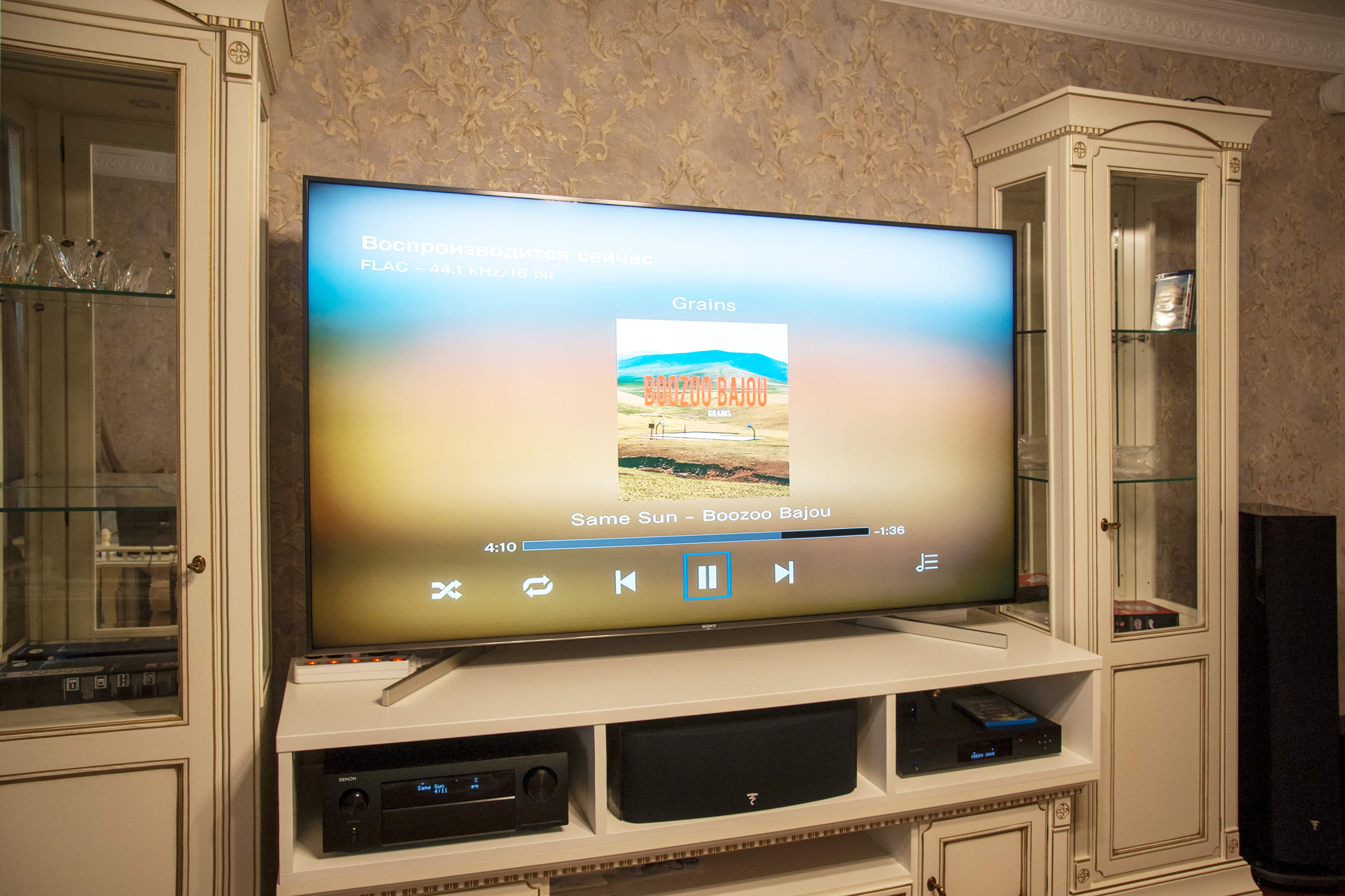 Какой телевизор 65 лучше купить. Стенка для телевизора 55 дюймов. Стенка в гостиную под телевизор 65 дюймов. Телевизор 65 дюймов в гостиной. Гостиная для телевизора 75 дюймов.